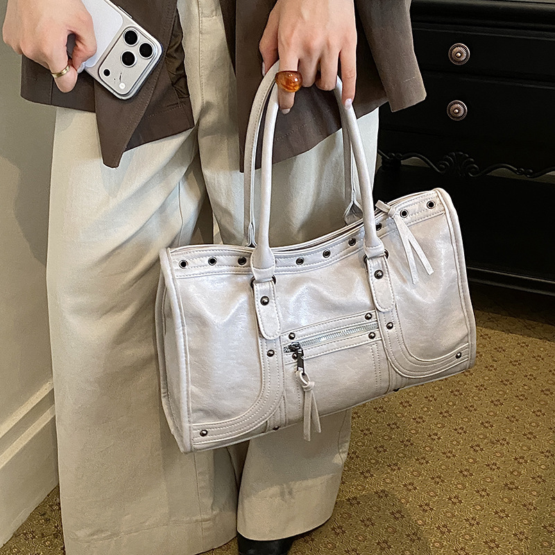 バイク用ハンドバッグ レトロ レディース ショルダーバッグ  - Leatherwork Rivets のレビューと価格